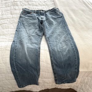 501 men’s Levi straight leg blue jeans.